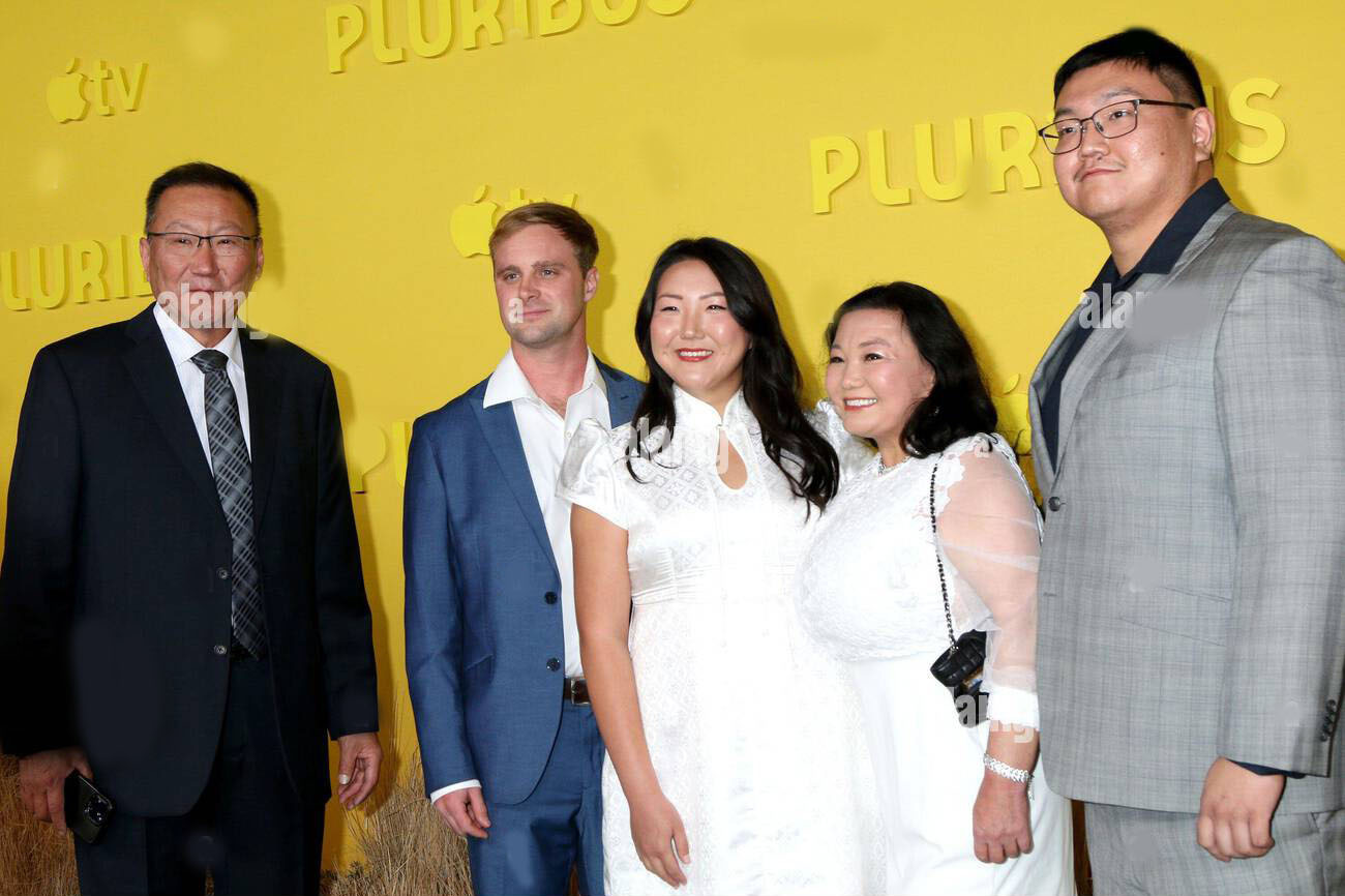 “Алтан гургалдай” хэмээн алдаршсан А.Загдсүрэнгийн хүү нэрт найруулагч Vince Gilligan-ы кинонд тогложээ